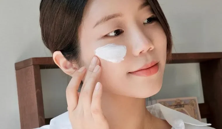 “Bí kíp” bôi kem chống nắng tại nhà: Đơn giản mà hiệu quả