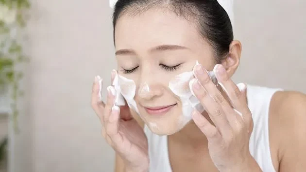 Cơ chế làm trắng da của sữa rửa mặt