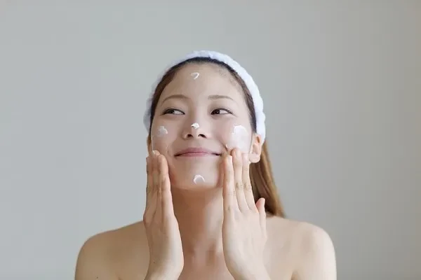 Ưu tiên kem chống nắng "oil-free" và "non-comedogenic"